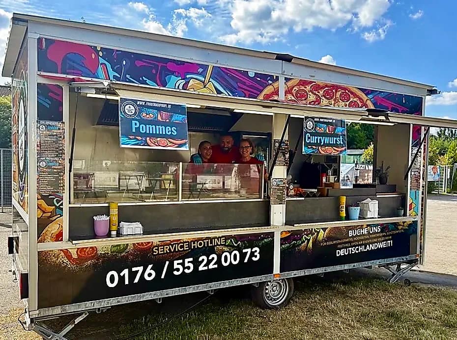 Foodtruck Außenansicht mit Team an der Ausgabe