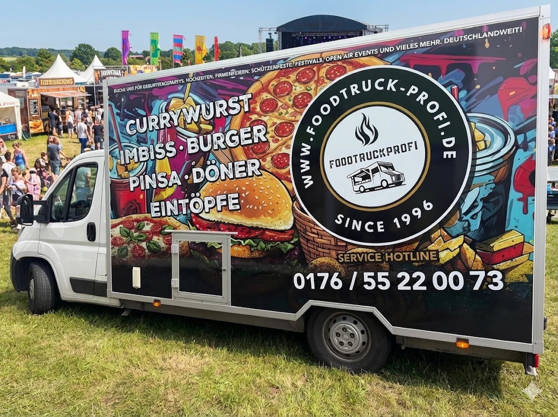 Foodtruck Außenansicht mit buntem Design bei einem Festival